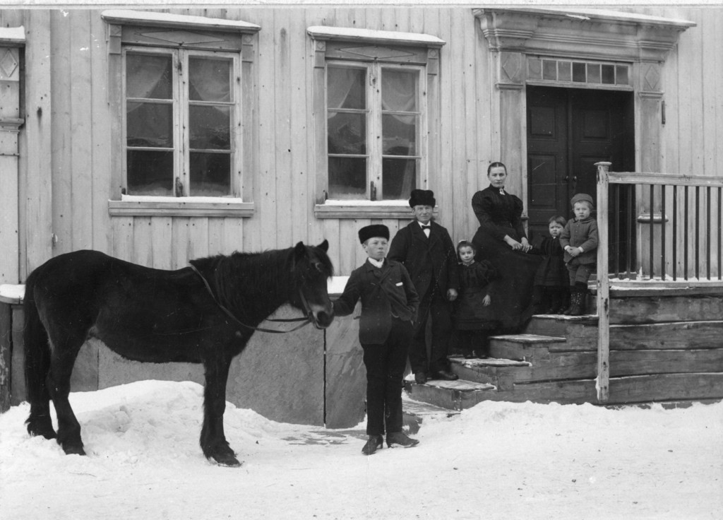Pröschgården, Huus No. 45 på Røros 1896. Drengen med hesten, Fredrik Chr., Anna, Olava, Olga og Richard.
