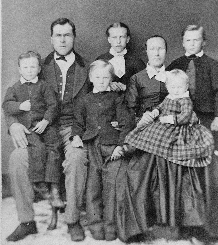 Ingeborg og Peter Andreas 1875 med barna Anton, Jens og Ane Marie på fanget. Stående: Ane Elisabeth og Gerhard Karl. Inga er ikke født.