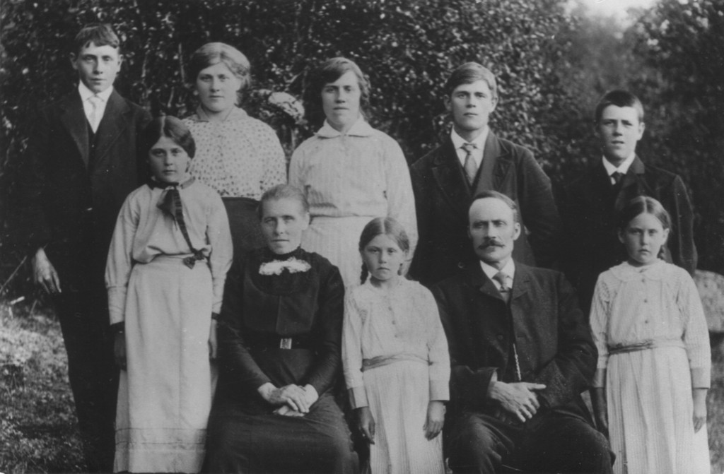 Ingeborg og Edvard med barna ca 1914. Stående fra venstre: Trygve, Gunhild, Anne, Einar og Johan. Foran fra venstre: Astrid, Ingeborg, Agnes, Edvard og Ragna.