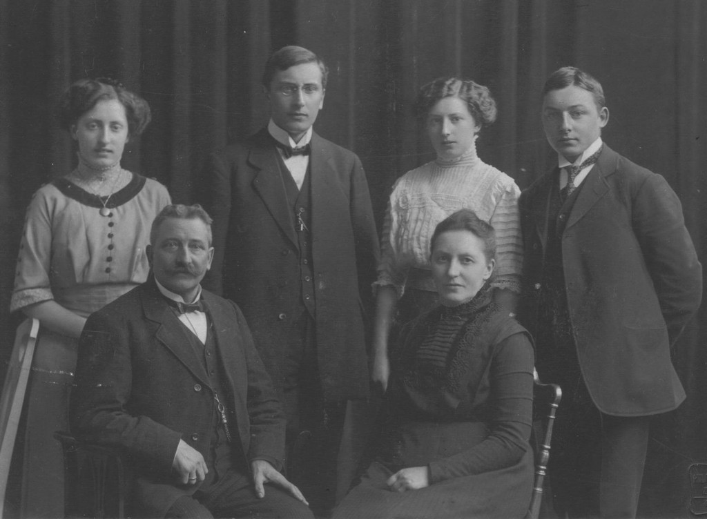 Johan Oluf og Johanne Caroline Geeve med barn. Fra venstre: Sigrid, Reidar, Aslaug og Arne.