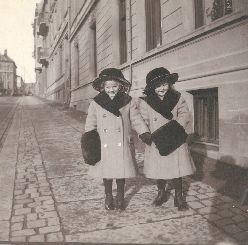Randi og Berit på spasertur. Kristiania 1912. Randi og Berit på spasertur. Kristiania 1912.