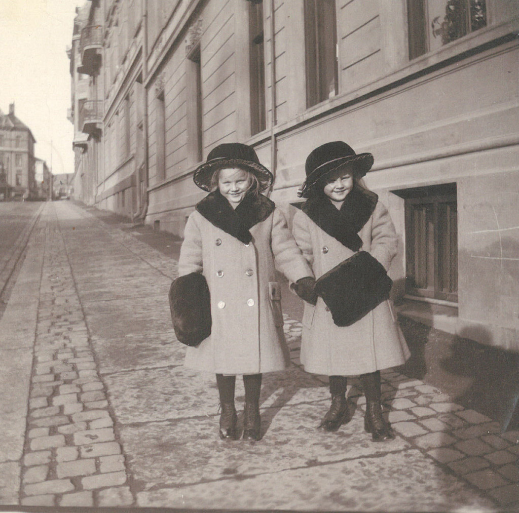 Randi og Berit på spasertur. Kristiania 1912.