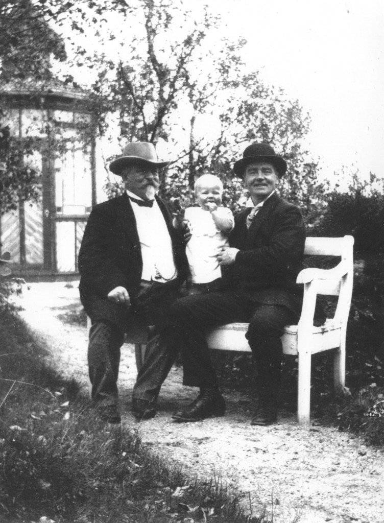 Tre generasjoner Prösch foran lysthuset på Udsigten, Trondhjem, 1912. Gerhard Carl og Halfdan med Gerhard Carl, ett år.
