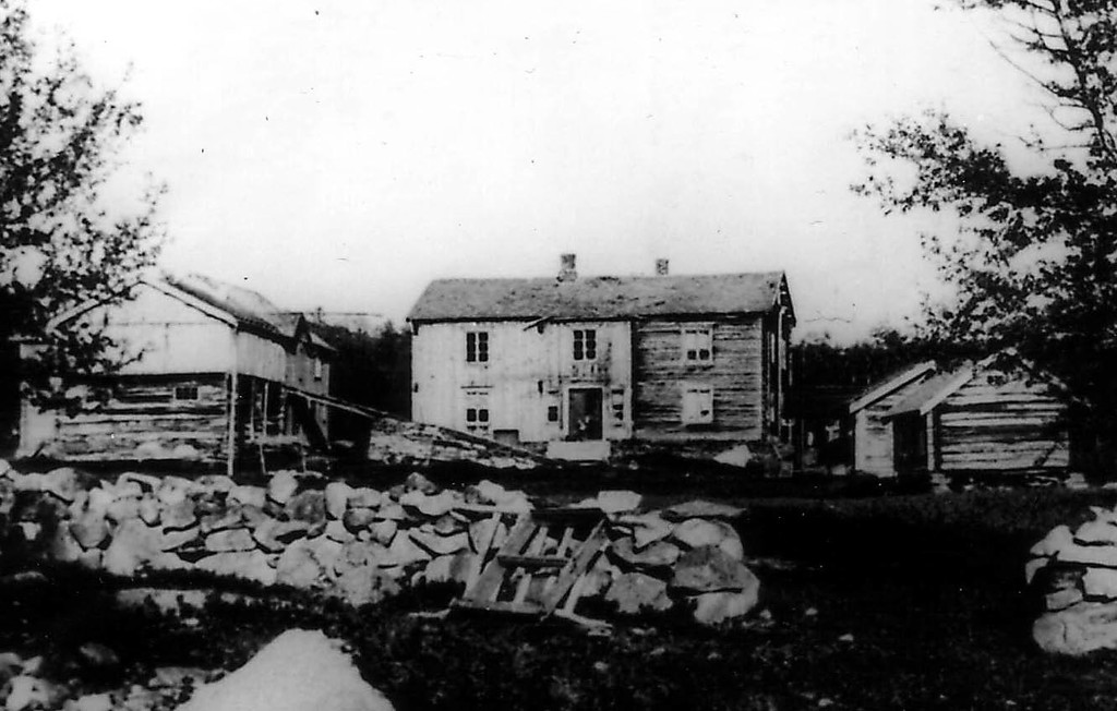 Stikkelsåsvollen vestre, Djupsjølia. Gården brente sommeren 1945. Stikkelsåsvollen vestre, Djupsjølia. Gården brente sommeren 1945.