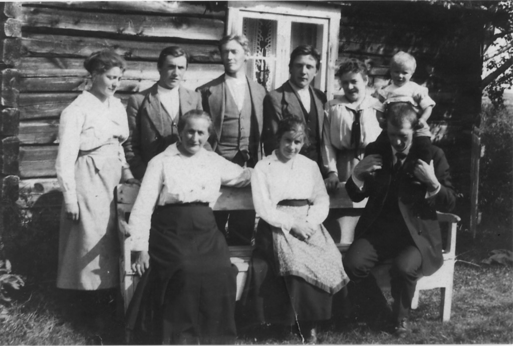 Sundet sommeren 1919. Olava og hennes 6 barn. Stående fra venstre: Gerda, Carl, Richard, Gunnar og Olga. På benken: Olava, Anna og Einar Danielsen med Conrad på skuldrene.
