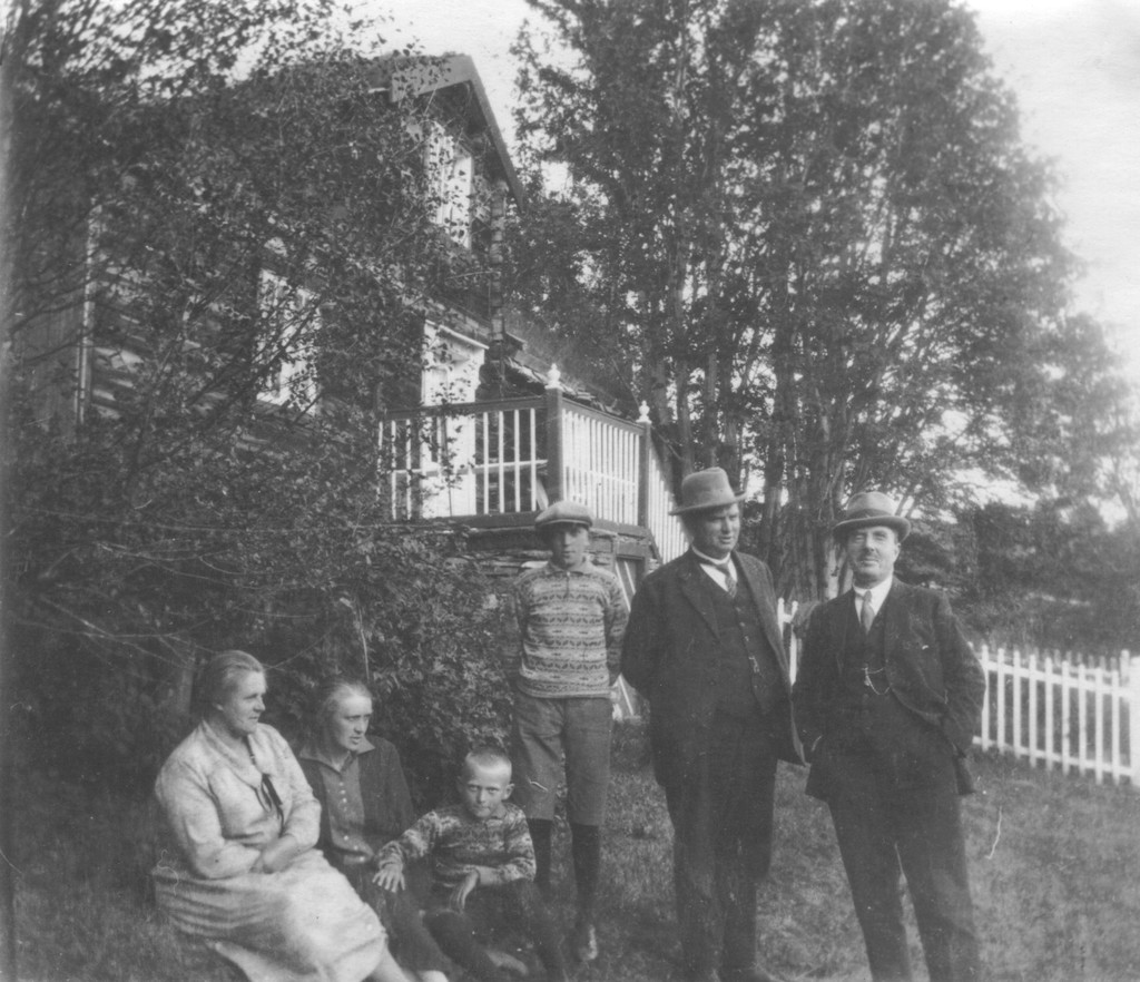 Bildet under: Gråbergan (Sundvollen) midt på 20-tallet. Fra venstre: Fru Anna Bentz, Anna Schwartz Finborud, Knut Finborud, Jens Finborud, Alfred Finborud og Nils O. Bentz.