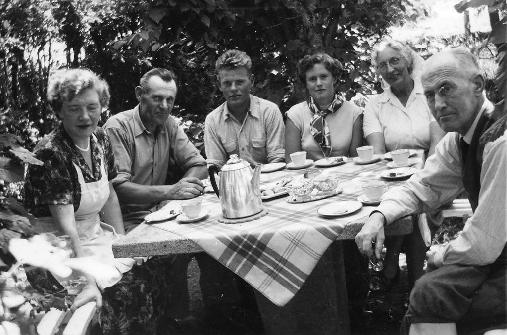 Sverre og Gisken på besøk hos Lillans foreldre på Kaabbel 1956. Foreldrene til venstre, deretter Lillans bror Hans og Lillan.