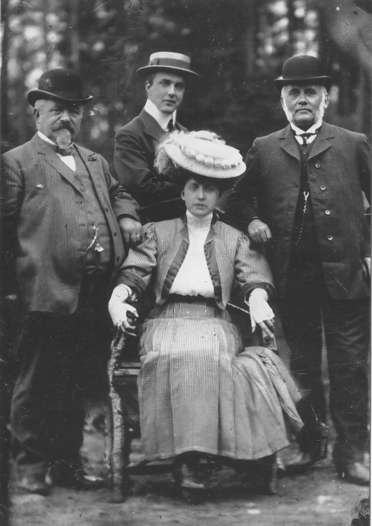 Far Gerhard Carl, Trygve, Signy og far Wilhelm Olsen. 1907.